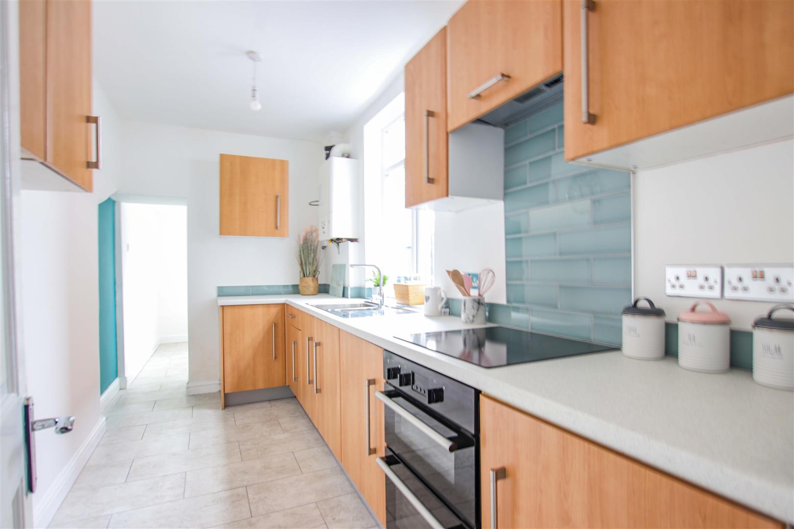MODERN FITTED KITCHEN